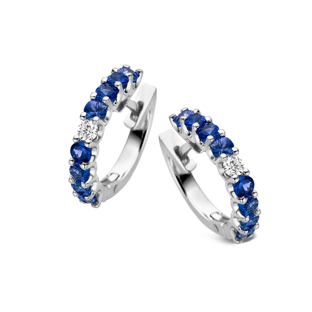 Boucles d'oreilles en or blanc 18 carats ornées de saphirs bleus et de diamants.