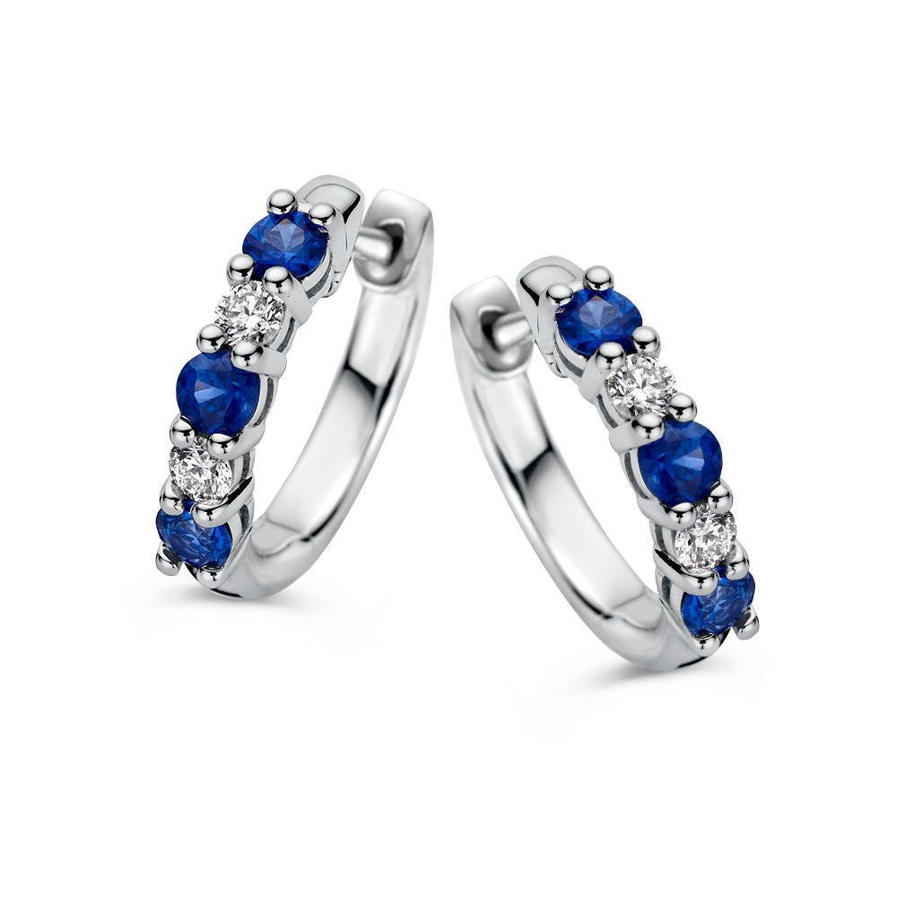 Boucles d'oreilles en or blanc stylées avec saphirs et diamants, ornées de saphirs de 0,50 crt et de diamants de 0,18 crt.