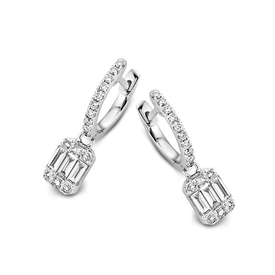 Boucles d'oreilles en or blanc avec pendentifs en diamants, diamants taille baguette et brillant, total de 0,60 crt.