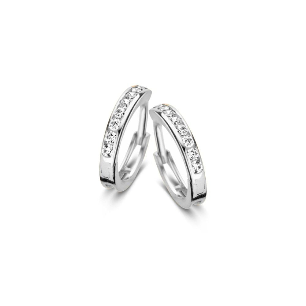 Boucles d'oreilles en or blanc avec zircons, design élégant et subtil.