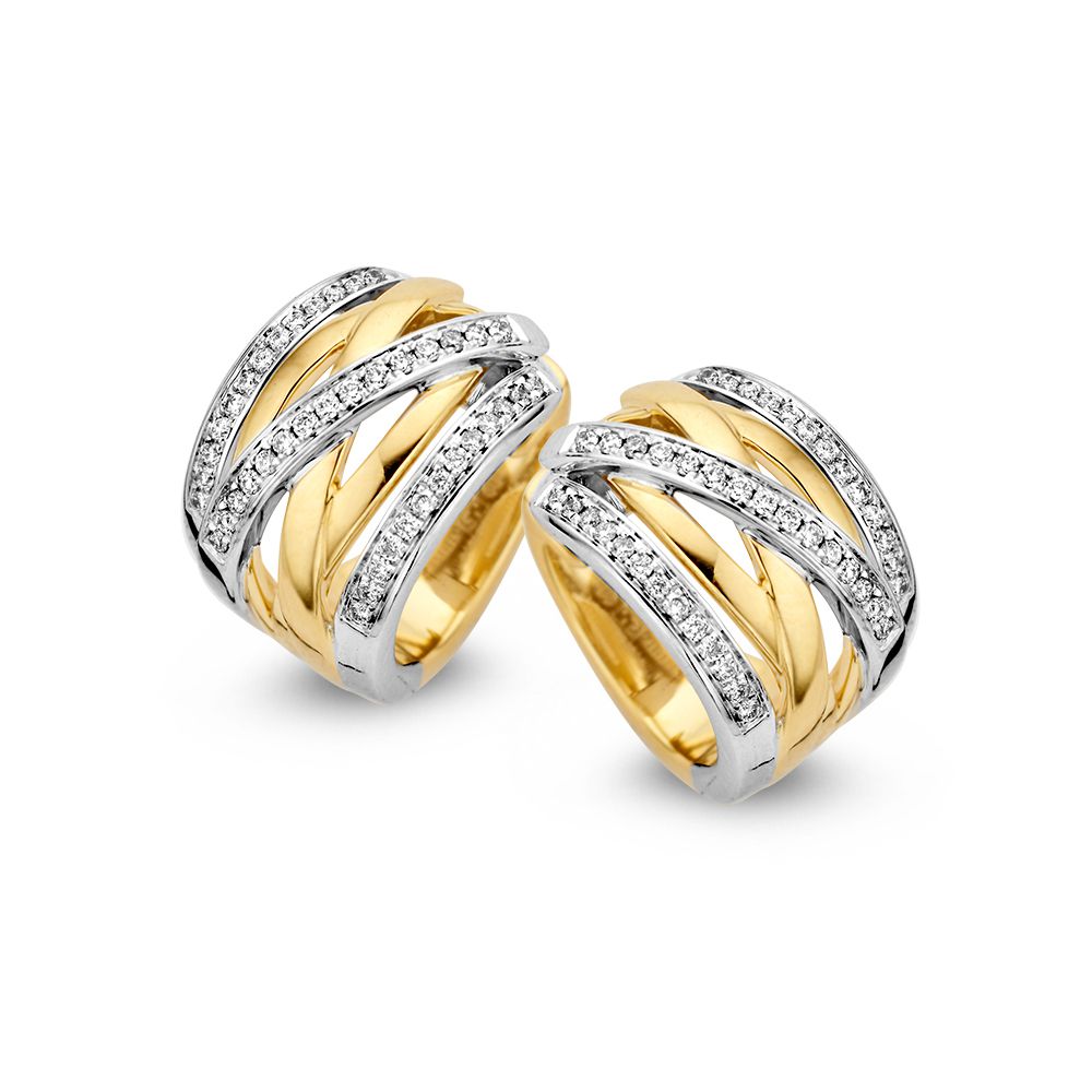Boucles d'oreilles bicolores en or jaune et blanc avec des diamants, ornées de brillants.