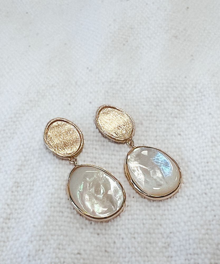 Boucles d'oreilles en or jaune chic avec pendentifs en nacre