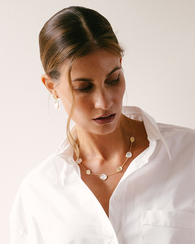 Boucles d'oreilles en or jaune chic avec pendentifs en nacre