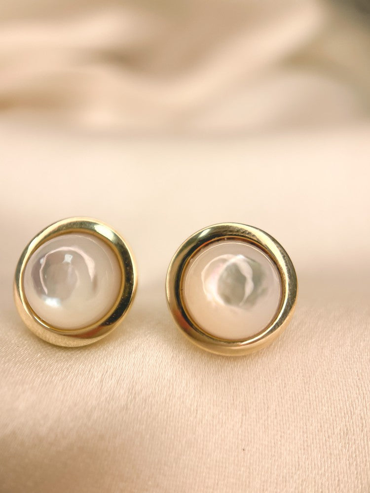 Boucles d'oreilles élégantes en or jaune avec nacre taillée en cabochon
