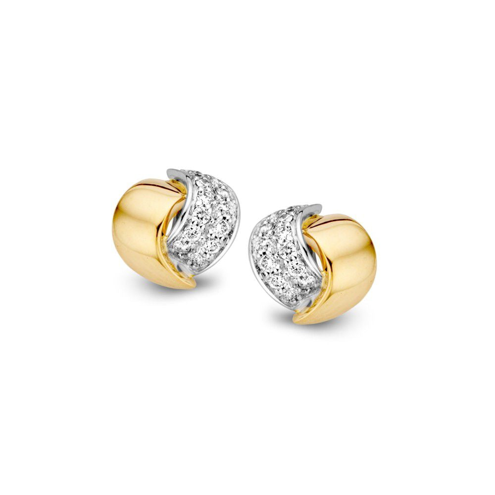 Boucles d'oreilles en or bicolore avec une partie en or jaune et une partie en or blanc, ornées de diamants.