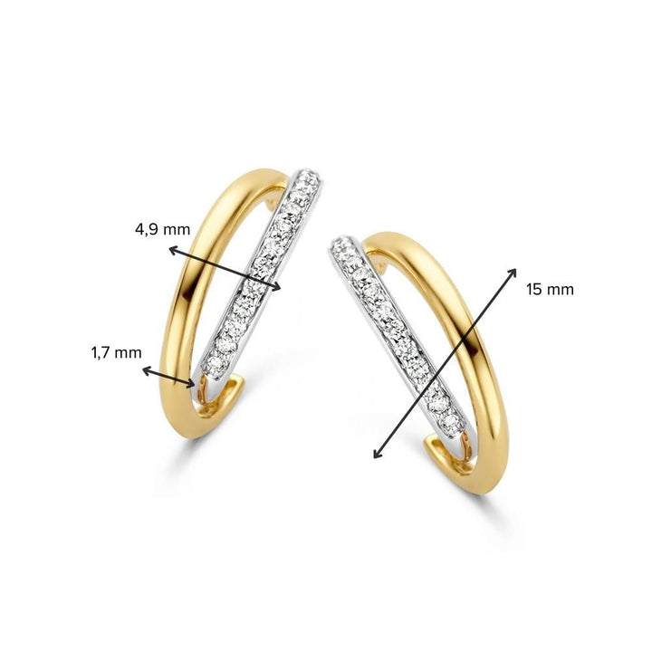 Excellent Jewelry 14 Karaat Bicolor Gouden Oorstekers met 0,18 krt briljant geslepen diamant, getoond met afmetingen: 15 mm hoog, 4,9 mm breed en 1,7 mm dikte aangeduid met zwarte pijlen en tekst.