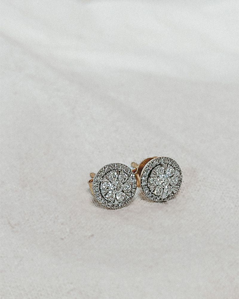 Puces d'oreilles en or bicolore avec 0,44ct de diamant en sertissage entourage