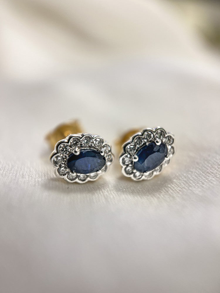 Puces d'oreilles en or jaune avec saphir ovale et diamant 0,60ct en sertissage entourage