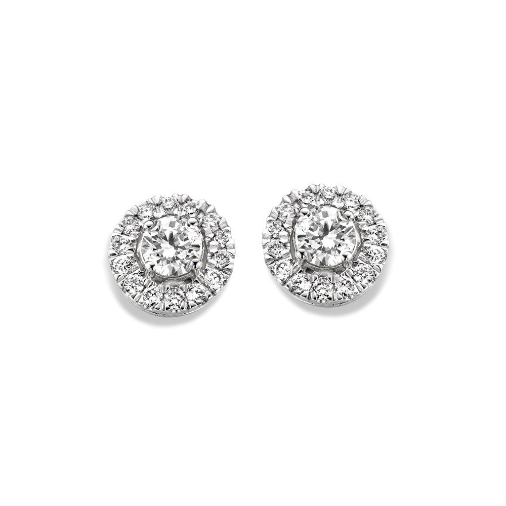 Witgouden oorstekers met een centrale diamant omringd door kleinere diamanten in een ronde zetting.