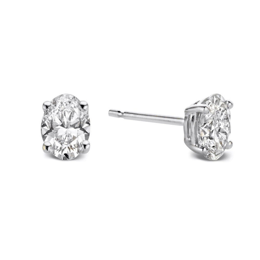 Boucles d'oreilles en or blanc avec deux diamants ovales de 0,50 carat.