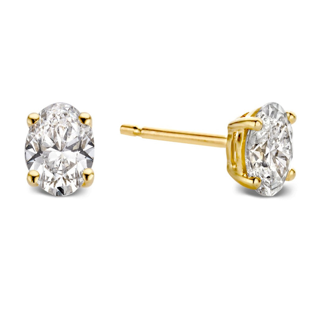Boucles d'oreilles en or jaune avec deux pierres ovales brillantes.