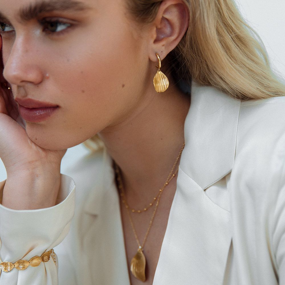 Boucles d'oreilles en or jaune avec pendentifs en forme de feuille – 14 carats or jaune, boucles d'oreilles élégantes pour femme