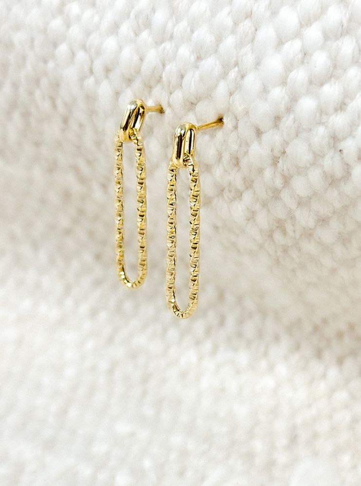 Boucles d'oreilles en or jaune avec maillon de paperclip travaillé en or 14 carats