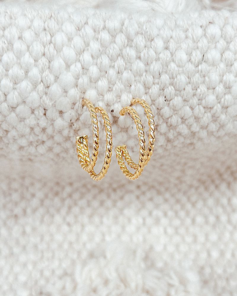 Créoles en or jaune avec double maille et finition torsadée en or 14 carats