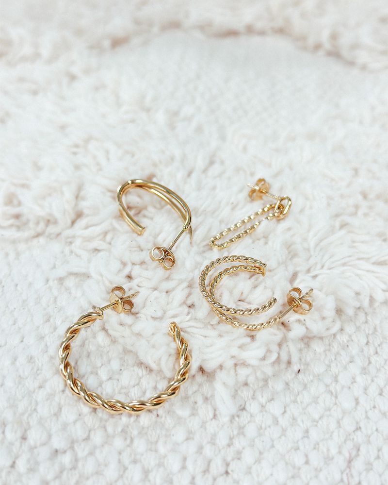 Boucles d'oreilles en or jaune avec maillon de paperclip travaillé en or 14 carats