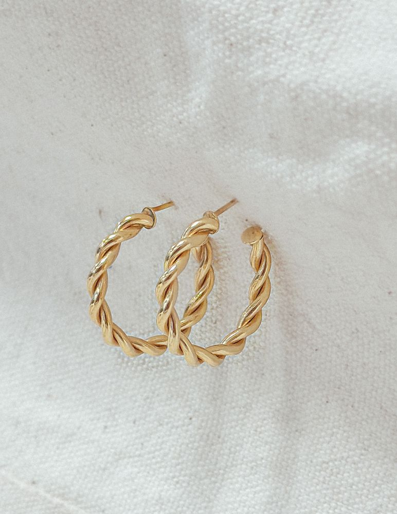 Créoles en or jaune avec bande torsadée en or 14 carats