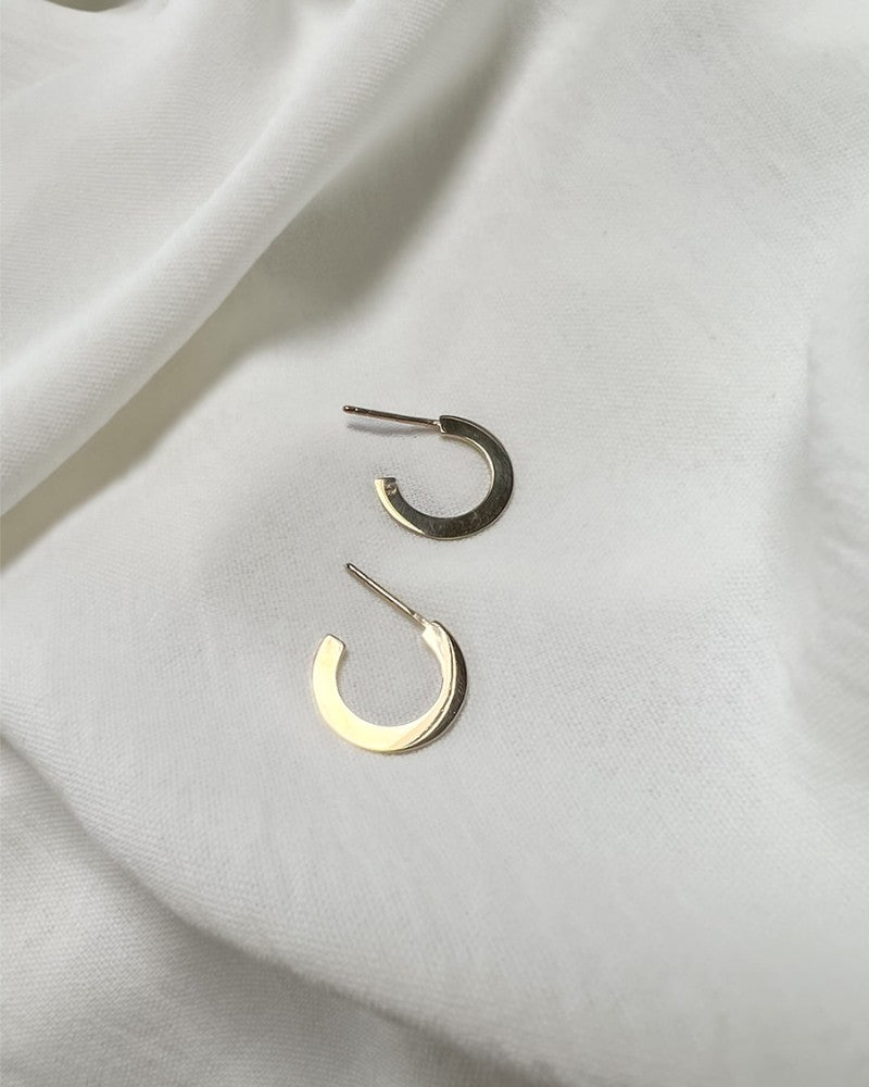 Créoles en or jaune avec fermoirs et design plat épuré en or 14 carats