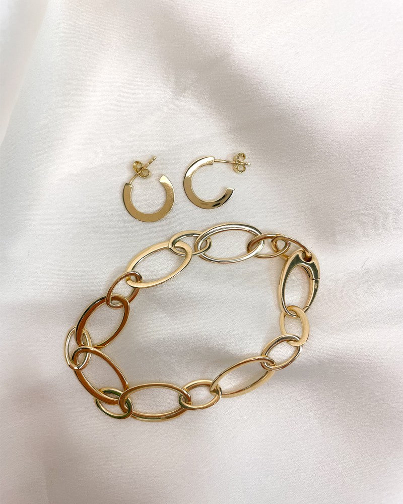 Créoles en or jaune avec fermoirs et design plat épuré en or 14 carats