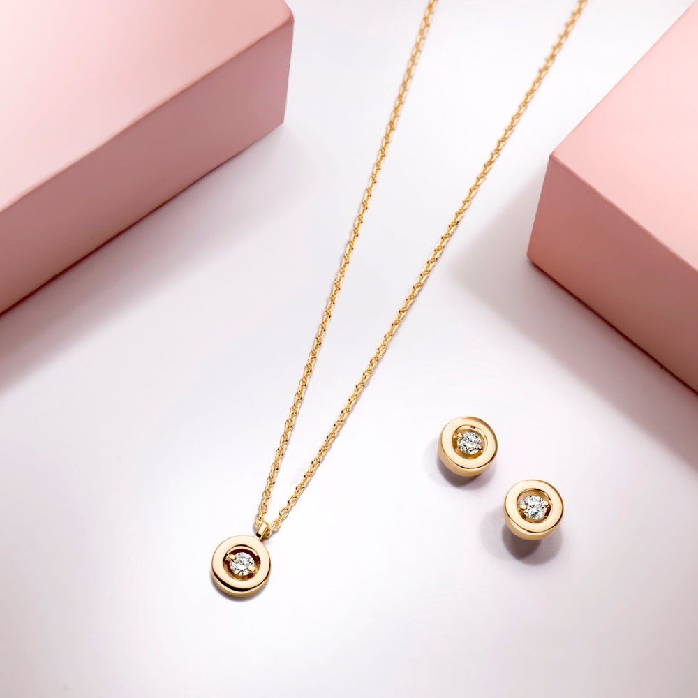 Boucles d'oreilles en or jaune avec diamant dans un sertissage moderne – 14 carats d'or