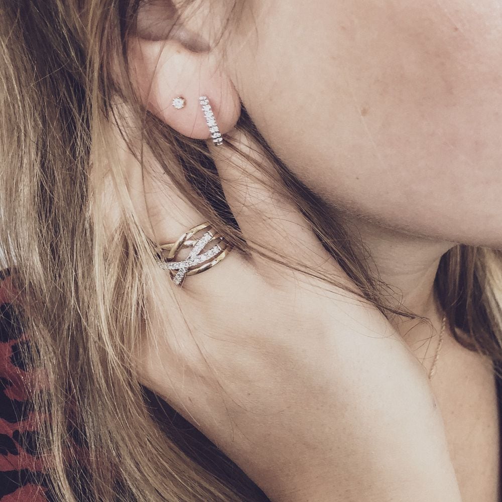 Boucles d'oreilles solitaires en or jaune avec diamant en sertissage six griffes – or 14 carats