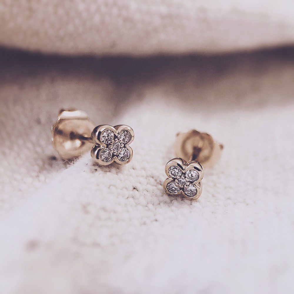 Puces d'oreilles en or jaune avec diamant brillant de 0,12 ct