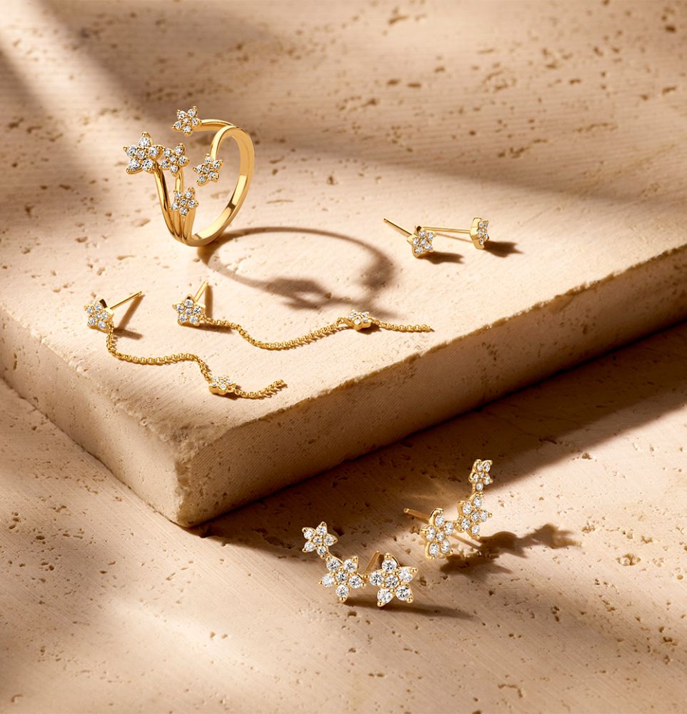 Superbes Puces d'oreilles en Or jaune en forme d'étoile avec Diamant de 0,16 crt