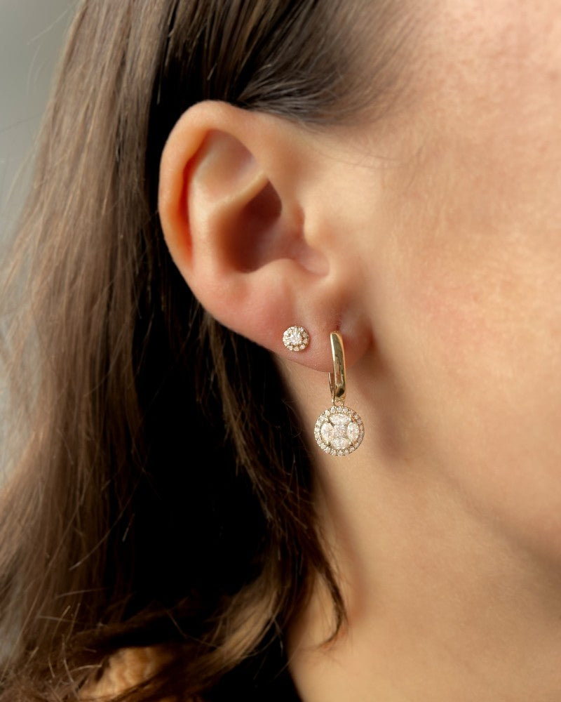 Puces d'oreilles en or jaune en sertissage entourage avec diamant de 0,17 ct