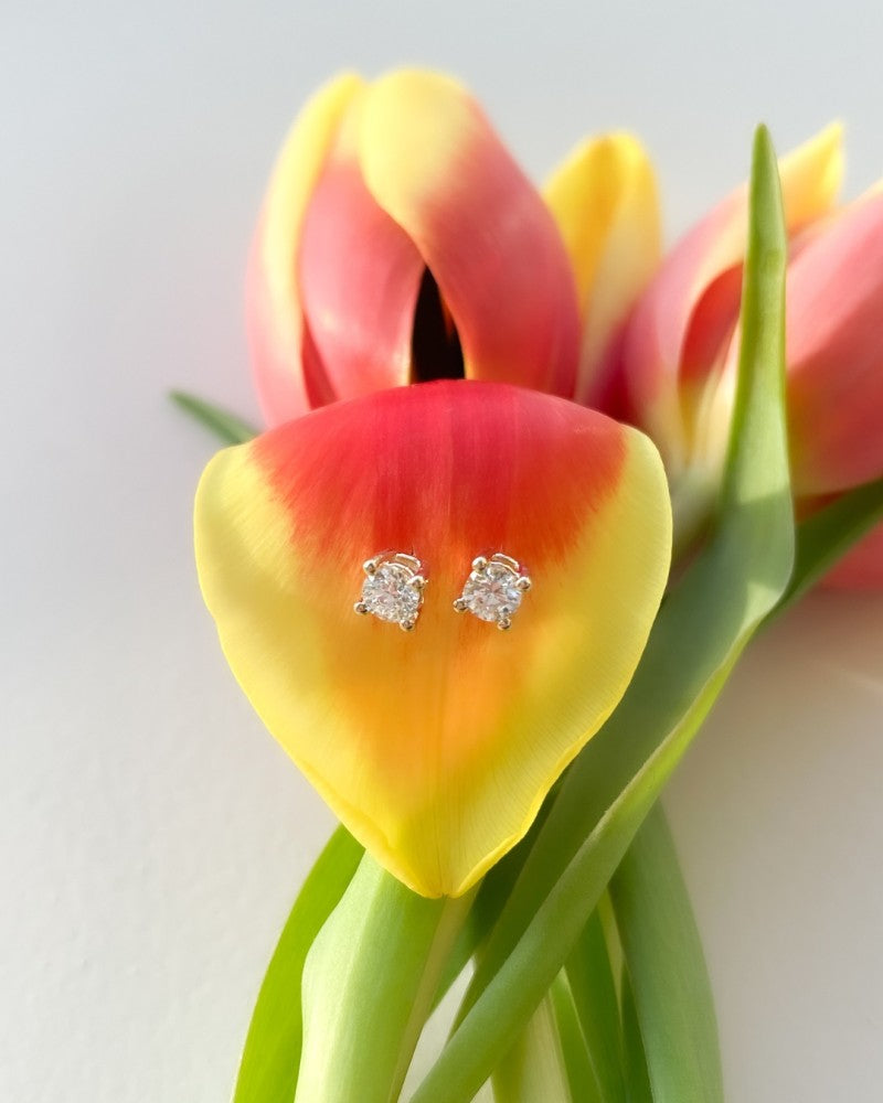 Puces d'oreilles en or jaune avec 2 diamants de 0,16 crt.