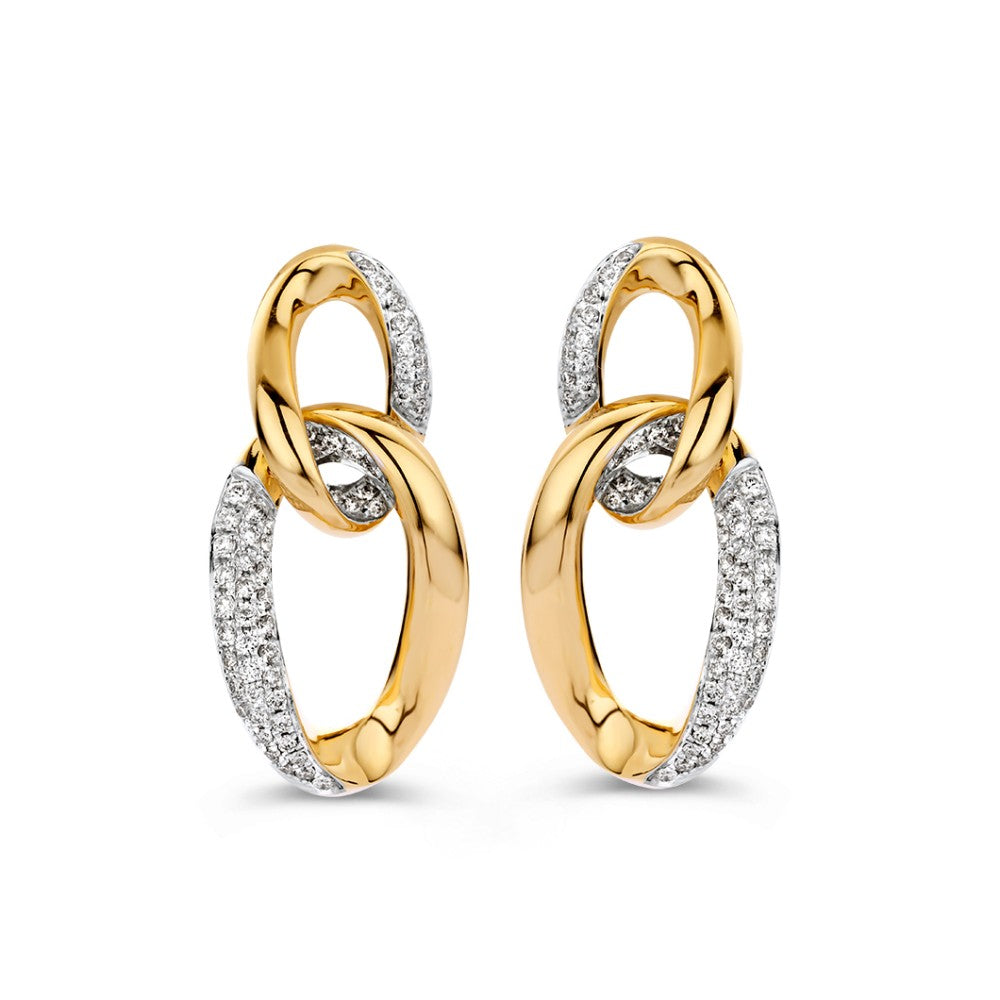 Boucles d'oreilles en or jaune luxueux avec des diamants, formées de maillons entrelacés.