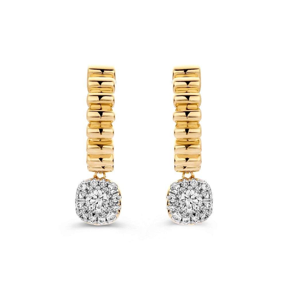 Boucles d'oreilles en or avec finition striée et pendentifs en diamants scintillants.