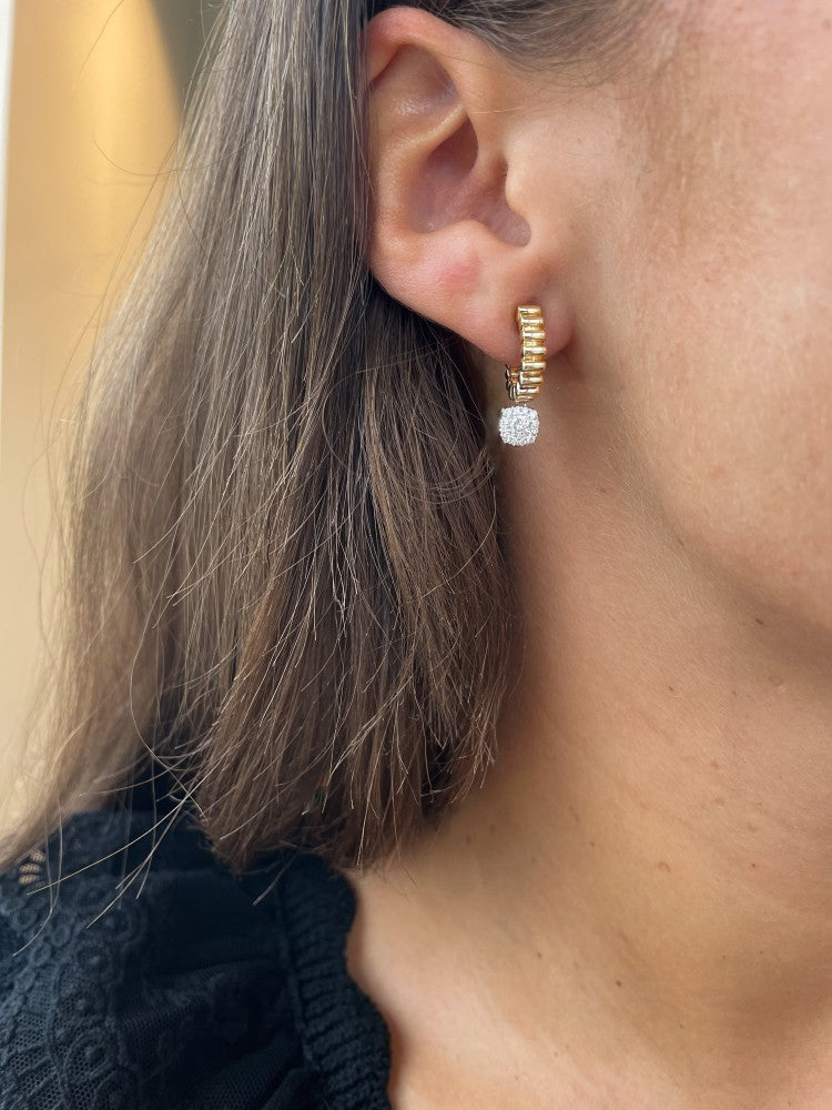 Boucles d'oreilles en or ludique avec finition striée et pendentifs en diamants scintillants