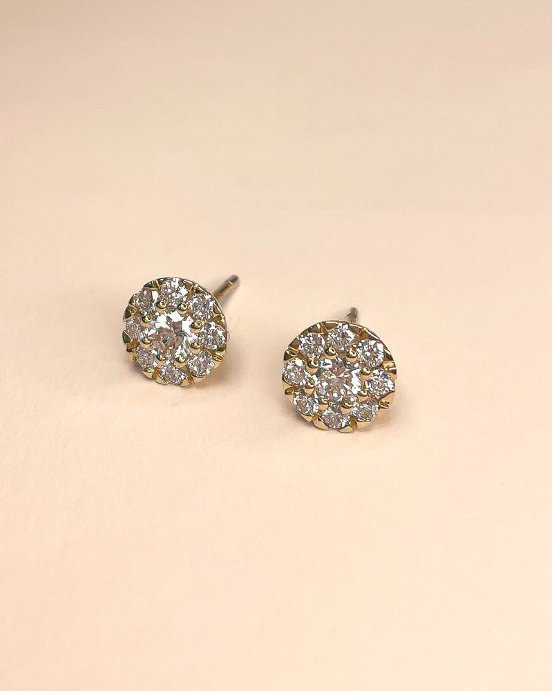 Puces d'oreilles en or jaune avec diamant en sertissage entourage – 0,80 crt