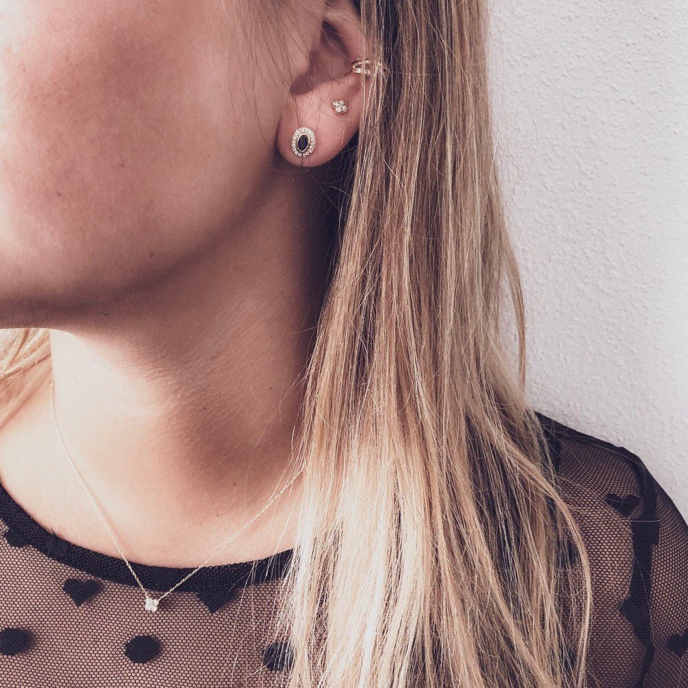 Puces d'oreilles en or jaune avec saphirs bleus et diamants – 0,15 crt