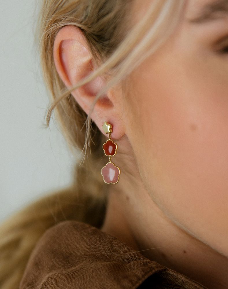 Créoles en or jaune avec cornaline et calcédoine en forme de fleur – Bijoux multicolores