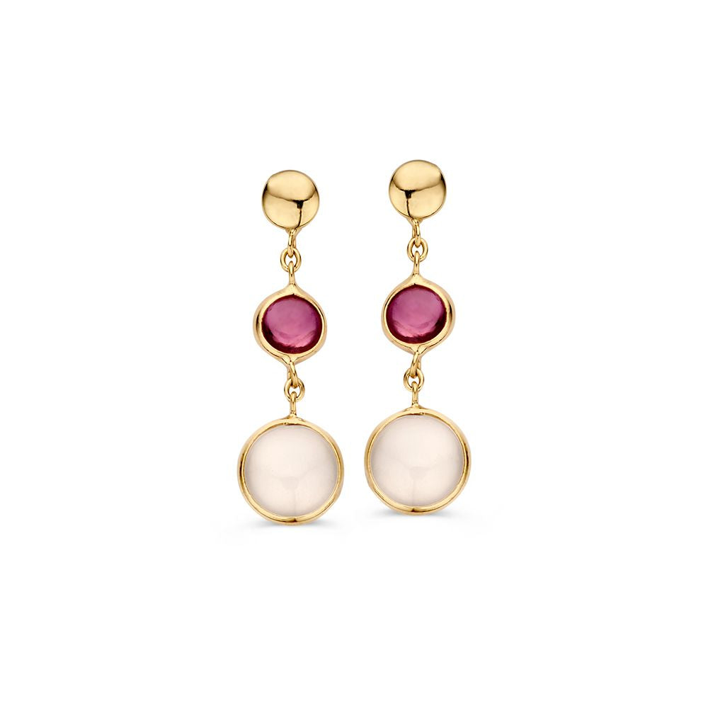 Boucles d'oreilles dorées avec un rubis et une pierre de lune, ornées de pierres précieuses multicolores.