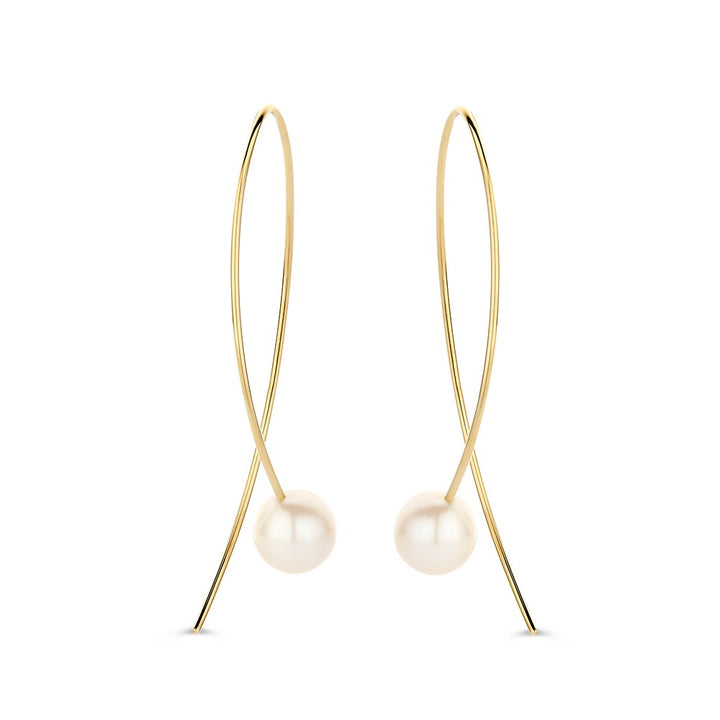 Opvallende Geelgouden Oorbellen met Grote Parel 14 Karaat van Excellent Jewelry, met een minimalistisch gebogen ontwerp en een ronde witte parel aan de basis, getoond op een witte achtergrond.