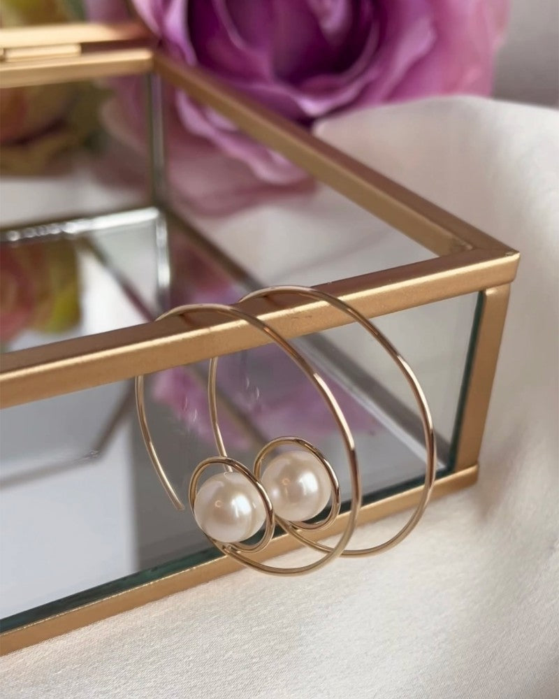 Boucles d'oreilles en or jaune avec perle accroche-regard 14 carats