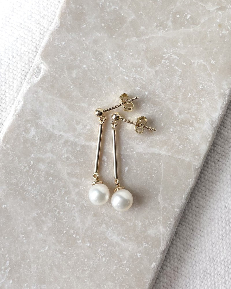 Boucles d'oreilles en or jaune avec longues tiges et perle 14 carats