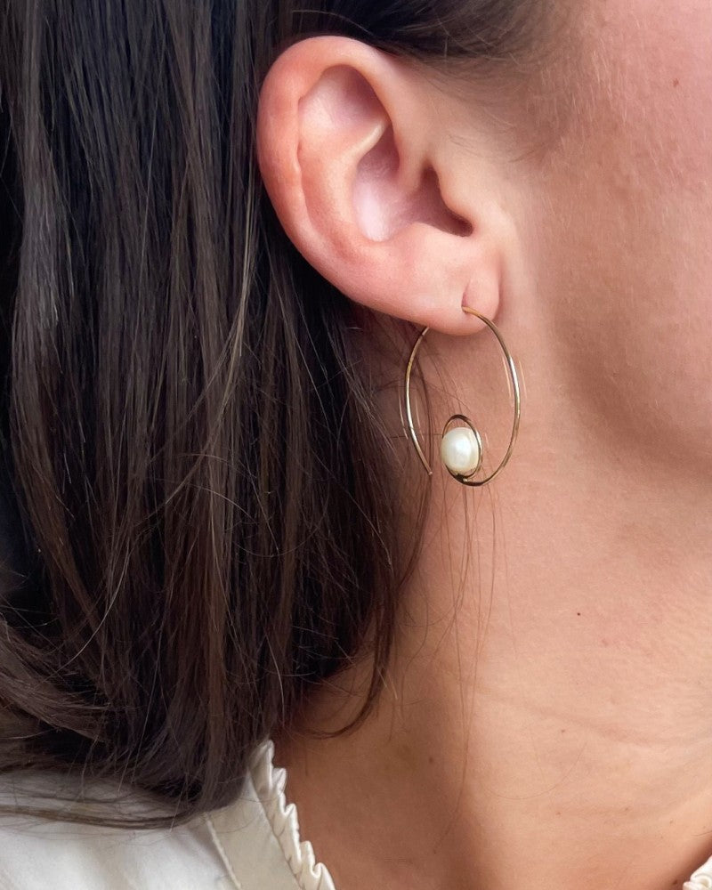 Boucles d'oreilles en or jaune avec perle accroche-regard 14 carats