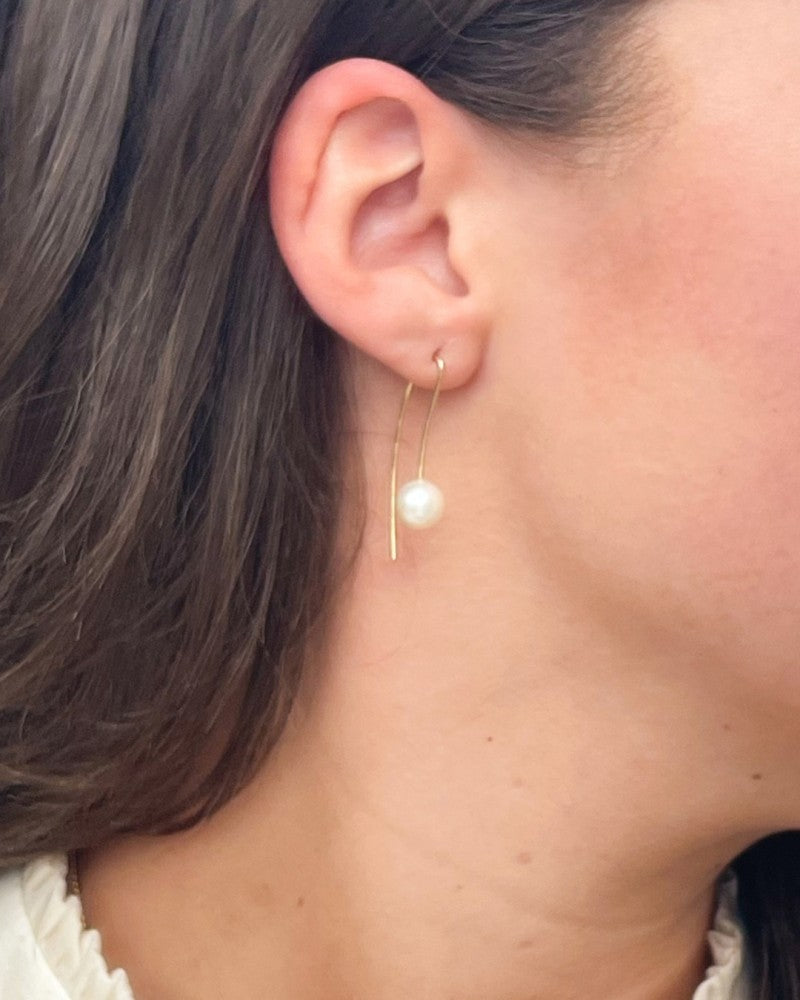 Boucles d'oreilles en or avec perle au design épuré 14 carats
