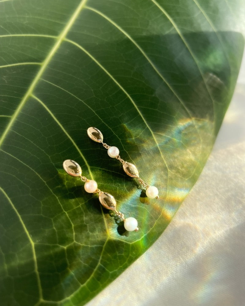 Boucles d'oreilles en or jaune ludique avec perles et éléments en or 14 carats