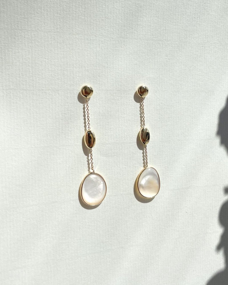 Longues Boucles d'oreilles en Or jaune avec Nacre en Forme Organique 14 Carats