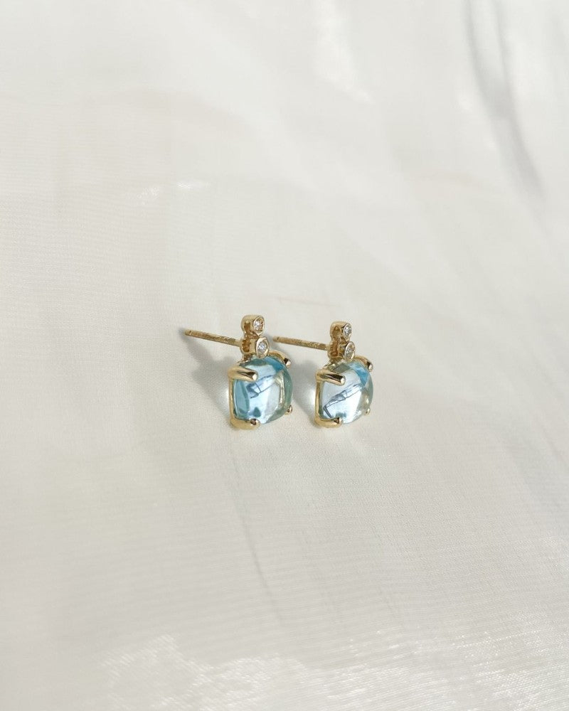Boucles d'oreilles en or jaune stylées avec topaze bleue taillée en cabochon et diamants 14 carats