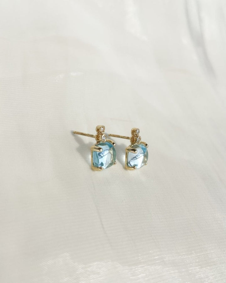 Stijlvolle Geelgouden Oorbellen met Cabochon Geslepen Blauwe Topaas en Diamanten 14 Karaat