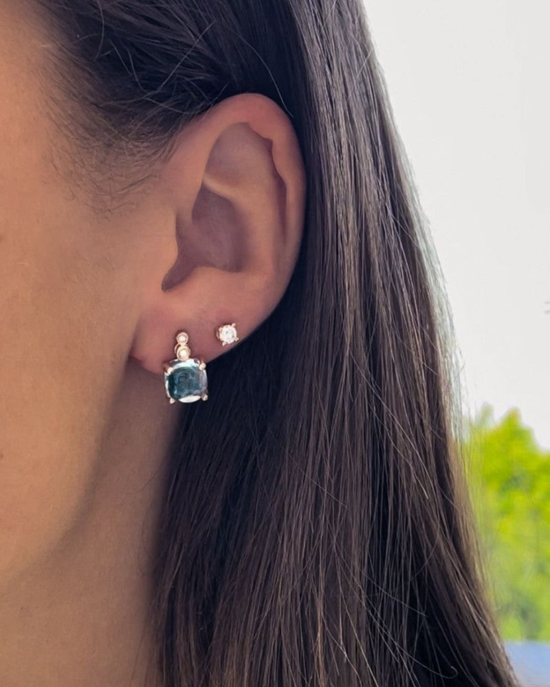 Boucles d'oreilles en or jaune stylées avec topaze bleue taillée en cabochon et diamants 14 carats