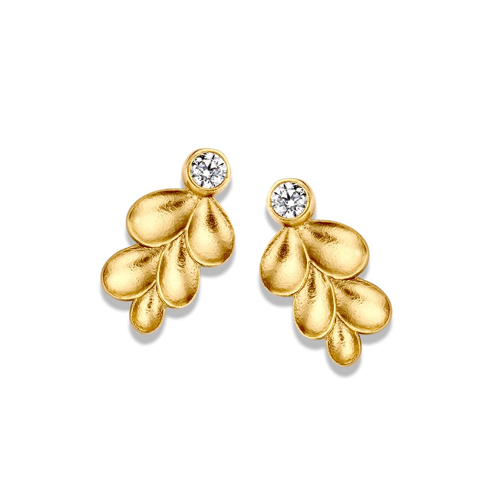 Boucles d'oreilles en or jaune avec un design de feuilles et des zirconias.