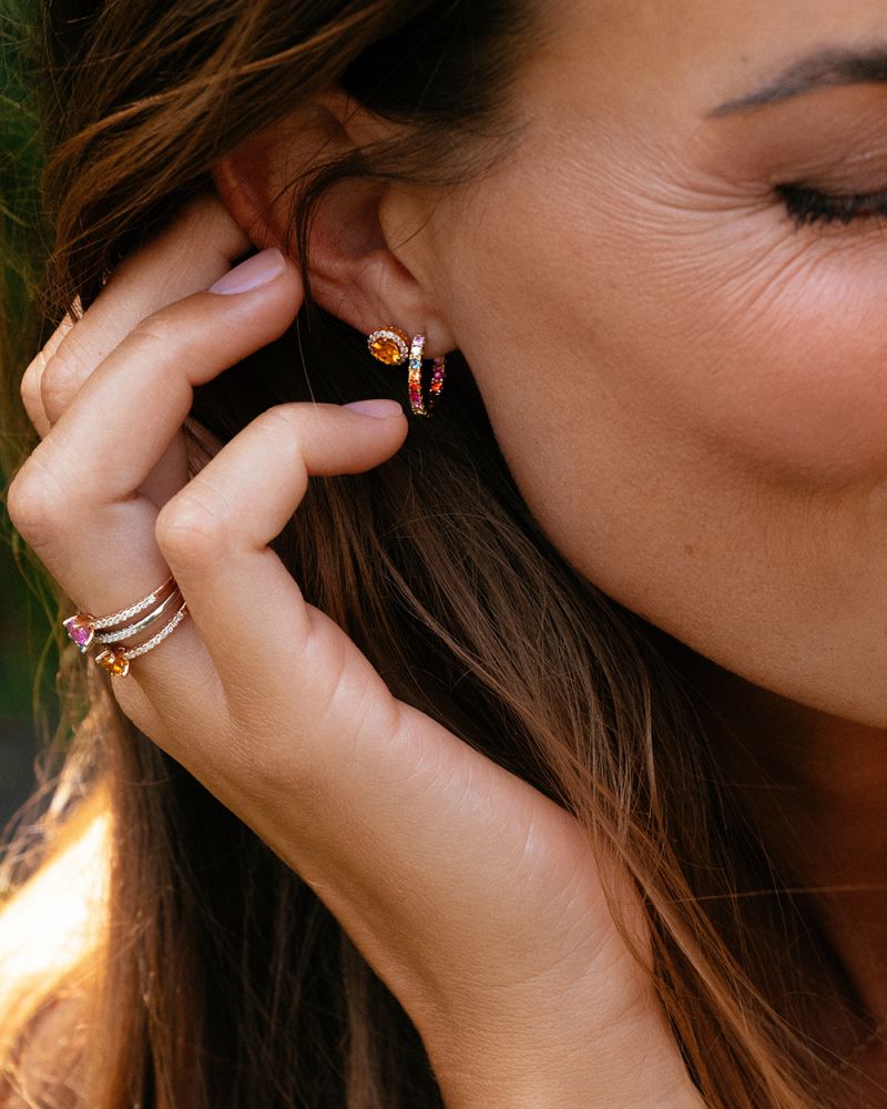 Puces d'oreilles en or rose avec saphirs orange et diamants