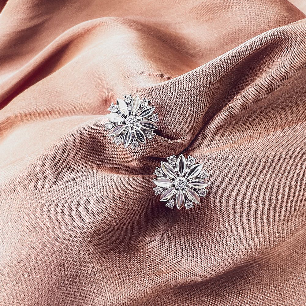 Puces d'oreilles en or blanc avec diamant – 14 carats, taille brillant, luxe subtil