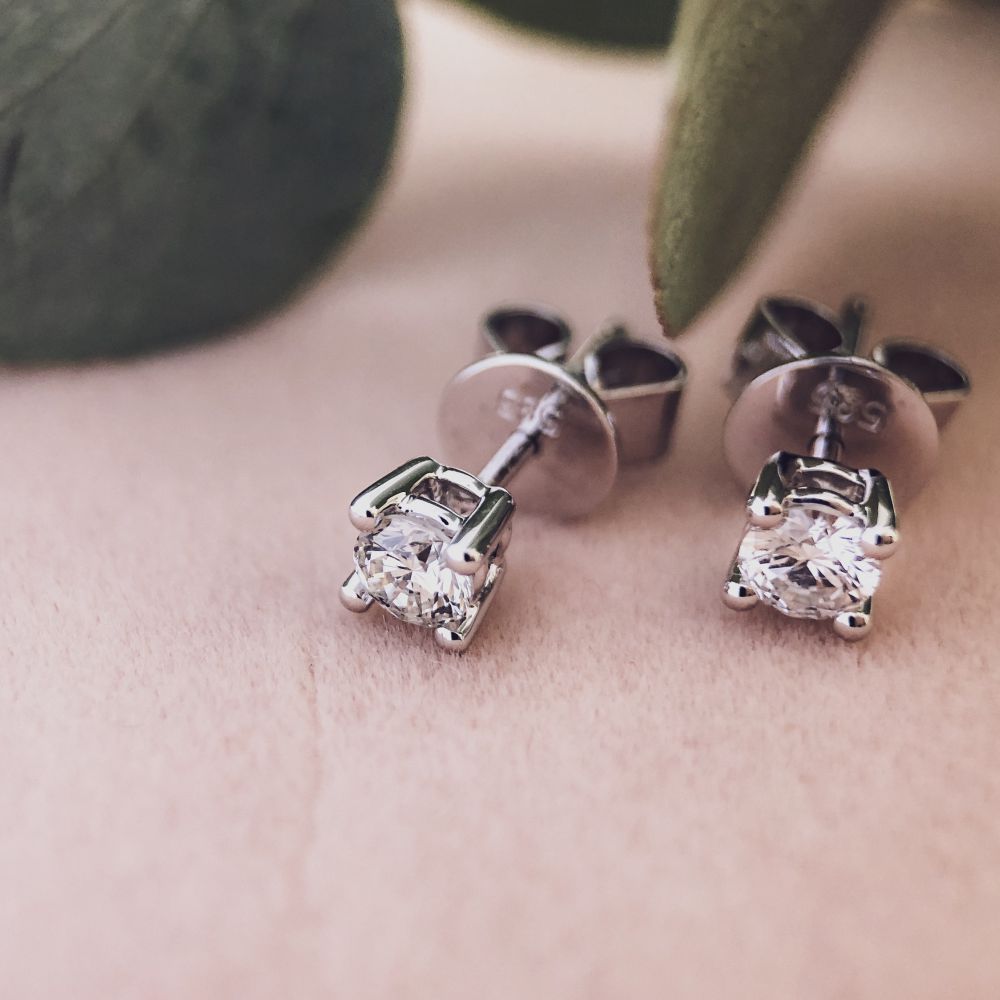 Puces d'oreilles en or blanc 14 carats avec 2x 0,10ct diamants brillants
