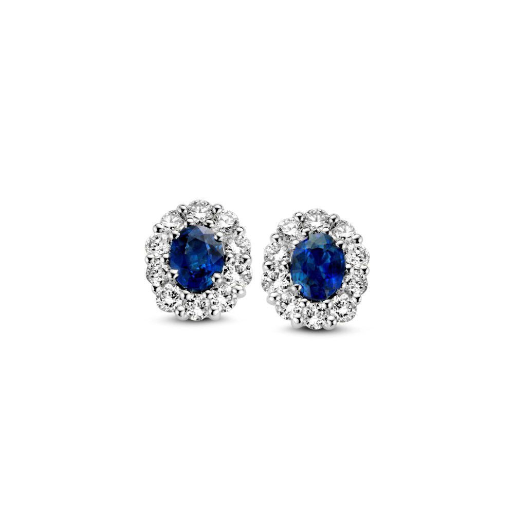 Boucles d'oreilles en or blanc 14K avec saphirs et diamants, forme ovale entourée de diamants.